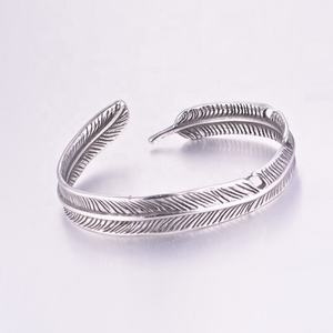 Brazaletes con Diseño de Hoja para Mujer y Hombre, de Acero Inoxidable 316L, con Dijes Decorativos - Product Image 3