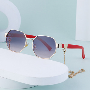 DG-042 Gafas de sol poligonales con cadena para mujer, montura negra, protección UV400, con cadena de metal, diseño moderno - Product Image 3
