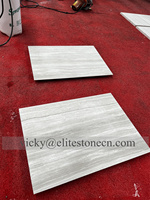 Panneaux muraux cannelés en marbre blanc à grain de bois naturel pour revêtement mural intérieur