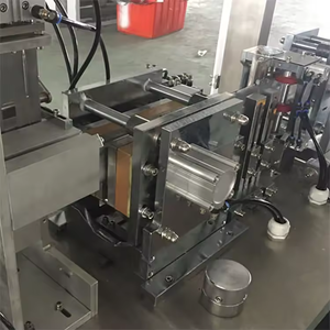 Máquina automática <span class=keywords><strong>de</strong></span> embalaje <span class=keywords><strong>de</strong></span> 4 sellos laterales para toallitas húmedas Almohadilla <span class=keywords><strong>de</strong></span> <span class=keywords><strong>limpieza</strong></span> antibacteriana para manos con <span class=keywords><strong>alcohol</strong></span> Toallitas desmaquillantes - Product Image 2