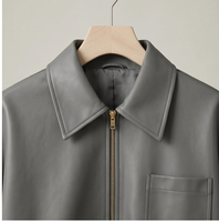 Veste Courte en Cuir Gris Minimaliste pour Commuter, Style Baseball, avec Col Chemise, Bande Élastique à l'Ourlet et Poche Unique