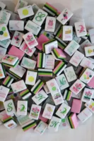Tuiles de Mahjong « Everyday Cheer » de fabrication industrielle, en acrylique à 4 couches, modernes et gravées, pour Noël