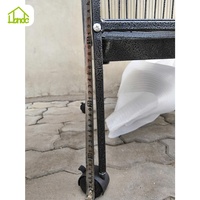 Oiseau décoratif en gros fil d'acier fer pour animaux de compagnie, cage pour perroquet, cage d'élevage, volière avec roues à vendre