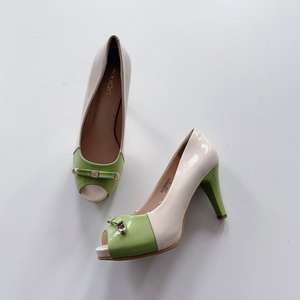 รองเท้าส้นสูงแบบเปิดนิ้วเท้าสำหรับผู้หญิง ดีไซน์ใหม่ แต่งโบว์ ส้นเหลี่ยม ส้นหนา ระบายอากาศได้ดี ใส่ได้หลายโอกาส สวมใส่สบาย - Product Image 1