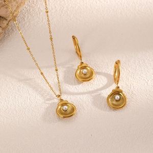 Ensemble de 4 bijoux plaqués or : bracelet, collier et boucles d'oreilles à cinq feuilles avec breloque trèfle inaltérable et - Product Image 1
