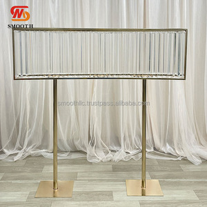 Support de fleurs rectangulaire en métal doré avec cristal pour la décoration de table de réception de mariage - Product Image 2