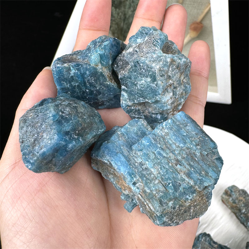 Pietra grezza di Apatite blu
