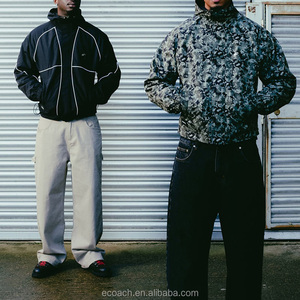 <span class=keywords><strong>Giacca</strong></span> Softshell Oversize da <span class=keywords><strong>Uomo</strong></span> con Logo Personalizzato, Linee Riflettenti e Bordi Decorativi, <span class=keywords><strong>Giacca</strong></span> Antivento Reversibile in Nylon Mimetico - Product Image 3