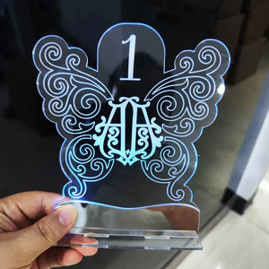 Thanh lịch LED Bướm hình rõ ràng Acrylic Bảng số thẻ với phức tạp cá nhân Monogram cho tiệc cưới sang trọng - Product Image 1