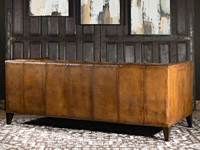 Canapé Chesterfield classique en cuir buff capitonné, pieds en bois massif, finition laiton, style vintage, mobilier d'intérieur