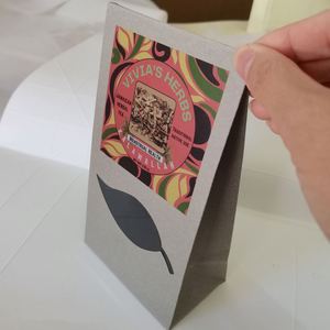 Sobre de Papel para Empaque con Logotipo Personalizado y Ventana para Pantalones Cortos de Niña - Product Image 1