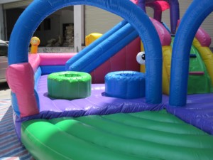 Terrain de Jeux Gonflable Multifonctionnel avec Jeux Interactifs en PVC, Capacité de 800 kg pour Événements Commerciaux et Fêtes - Product Image 6