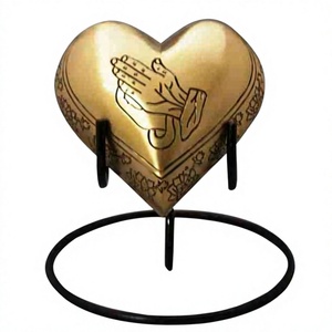 Urne funéraire artisanale en laiton en forme de main de prière, urne funéraire en laiton gravée en forme de cœur pour cendres, urne funéraire en bronze massif en forme de cœur pour cendres, urne funéraire souvenir en forme de cœur. - Product Image 1