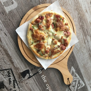 Tagliere Rotondo in Bambù Organico per <span class=keywords><strong>Pizza</strong></span>, Pala/Piatto Forato con Scanalatura Raccogli-Succo - Product Image 4