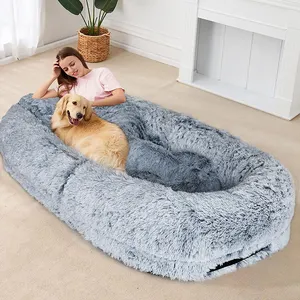 Индивидуальные большие роскошные лежаки для собак, удобные для кожи, искусственные плюшевые гигантские кровати для домашних животных для собак и людей