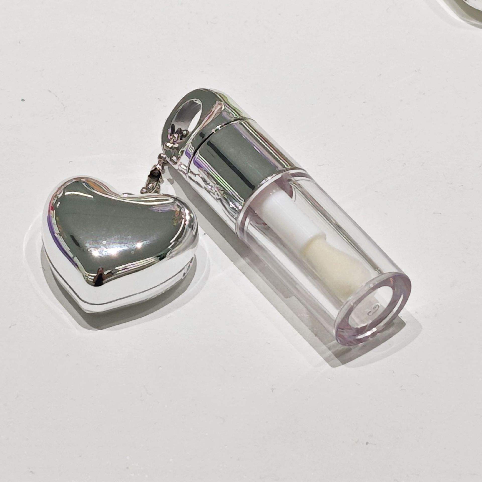 หลอดลิปกลอสสีเงิน 4 มล. + กล่องแป้งหัวใจ 0.4 กรัม + สายโซ่ลูกปัด