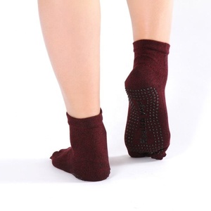 Vente en gros Chaussettes collantes à cinq orteils pour la cheville Hommes Femmes Chaussettes de yoga antidérapantes en coton avec poignées - Product Image 5