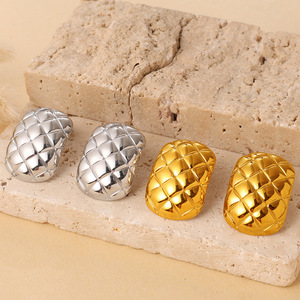 Boucles d'oreilles clous en acier inoxydable motif losanges style européen et américain, plaqué or 18 carats, design de niche haut de gamme, mode soirée - Product Image 2