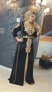 ชุดเลเฮนกาโชลีดีไซน์ใหม่สำหรับผู้หญิง สวมใส่ในงานแต่งงาน งานปาร์ตี้ สไตล์ตะวันออกกลางแบบดั้งเดิม ปักลายประดับคริสตัล ลูกปัดแก้ว และงานประดับด้วยหิน - Product Image 2