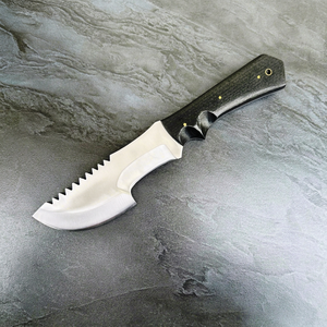 Couteau de chasse à lame fixe en acier courbé, pointe de lance, bord dentelé, couteau tactique d'extérieur, manche en Micarta avec étui OEM - Product Image 1