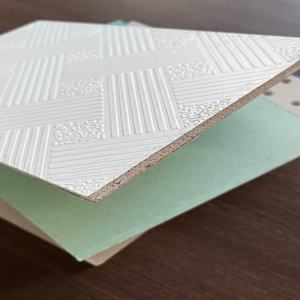 Modern Suudi Arabistan'da Çok Satan Dekoratif PVC Alçı Kağıdı Ateşe Dayanıklı Tavan Karosu 60x60cm Asma Tavan Kaplaması İç Mekan Tadilatı İçin - Product Image 1