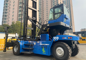 מלגזה חשמלית סינית איכותית מדגם XCH908E בעלת כושר הרמה של 9 טון, להעברת מכולות ריקות, עם יכולת ערימה של 8 שכבות, לפעילות נמלית. - Product Image 5