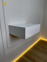 Armoire murale moderne en bois massif avec serrure à carte, tiroir sécurisé et compartiments secrets, durable et écologique pour chambre à coucher