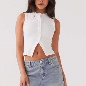 Camiseta sin mangas con botones blancos beige cremosos de alta moda con logotipo bordado personalizado Tops acanalados recortados 2x2 - Product Image 5