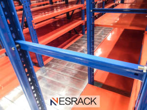 سعر رفوف من الفولاذ للأسطح العلوية لمستودعات الخدمة المخصصة نظام رفوف أعمدة صناعية للمستودعات من الطوابق الثلاثة رفوف أساسية - Product Image 6