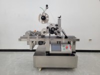 Machine d'étiquetage horizontale semi-automatique électrique de bureau haute vitesse pour petits tubes cylindriques, boîtes, cartons et étiquettes en papier