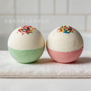 Bombes de bain personnalisées, sphériques, bicolores, parfumées et décorées de paillettes pour le bain - Product Image 1