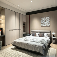 Armoire moderne bicolore avec garniture métallique et coiffeuse intégrée, dressing de chambre personnalisé avec éclairage LED
