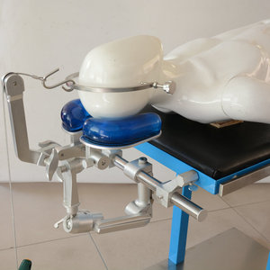 El reposacabezas para mesa de operaciones médicas HXY-TJ-006 con arco de tracción es fabricado y se puede usar con varias mesas de operaciones. - Product Image 2