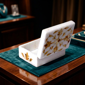 Boîte à bijoux rectangulaire moderne Stonecrafts International blanche avec incrustation de nacre jaune doré et motifs floraux sur le couvercle, modèle MMP06 - Product Image 1