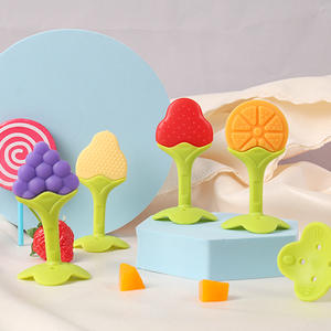 Fabricant vente en gros de gomme à mâcher en forme de fruit en silicone pour bébé Bâton de dentition stéréo bicolore pour nouveau-né de qualité alimentaire - Product Image 2