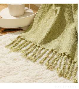 Nouvelle conception de couverture en chenille tissée unie en polyester avec pompons, idéale pour le bureau, les pauses déjeuner, les voyages et l'extérieur. - Product Image 6