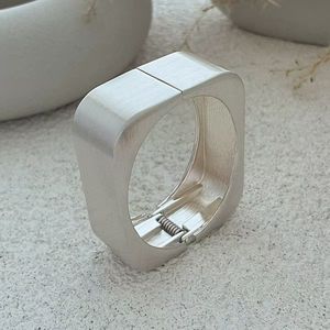 Brazalete Grande Chapado en Oro con Diseño Geométrico Irregular de Moda 2025 para Mujer - Product Image 5