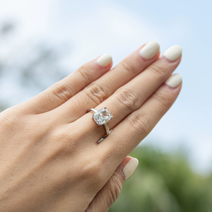 Bague de fiançailles CD à trois pierres en argent sterling 925, diamant principal taille radiant 5x7mm, pierres latérales en moissanite naturelle, unisexe - Product Image 2