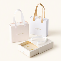 Boîte à bijoux personnalisée rose poudré avec poignée en ruban, emballage cadeau rigide de luxe pour les marques de bijoux