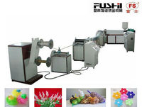 Een machine voor het extruderen van plastic in een gaasachtige vorm voor het verpakken van fruit en groenten