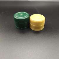 Capuchon à vis en plastique inviolable doré avec bec verseur interne 31,5 mm x 24 mm