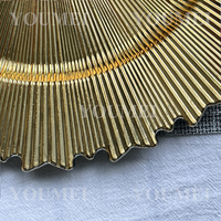 Assiette de présentation personnalisée de 13 pouces élégante ronde Sunburst radial cannelé festonné or vaisselle Table décor assiettes de présentation pour mariage