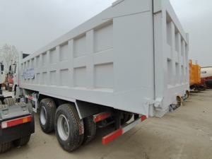 Système hydraulique Hyva équipé Sinotruk HOWO 8x4 camion à benne basculante blanc 15s décharge rapide pour la logistique de construction à haut rendement - Product Image 2