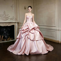 Robe de soirée romantique rose poudré sans bretelles en satin fluide, avec corset intégré et drapage 3D, idéale pour le bal de promo et les réceptions de mariage