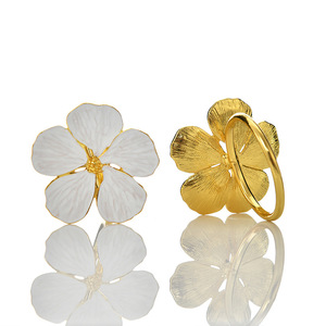 Portatovaglioli in Metallo di Alta Qualità Stile Smaltato <span class=keywords><strong>Fiore</strong></span> Bianco e Oro per Decorazione Tavola da Matrimonio - Product Image 6