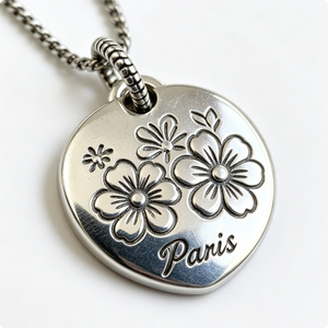 Pendentif circulaire plaqué argent avec fleurs en relief, souvenir de Paris - Product Image 3