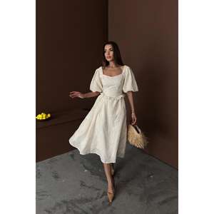 Robe de soirée vintage beige en organza brodée à manches ballon, col carré, coupe trapèze, faite à la main, vente en gros - Product Image 3