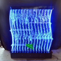 Meuble bar lumineux moderne en forme de S Armoire bar mobile à LED Présentoir à vin avec mur à bulles d'eau et étagères