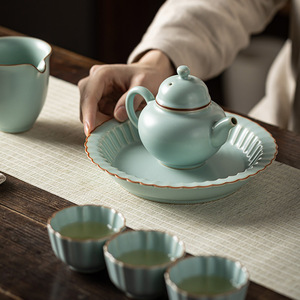 Bandeja de té redonda de porcelana Ru Ware con acabado craquelado para el té de la tarde - Product Image 5