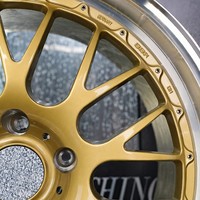 Jantes forgées monobloc bicolores à multiples rayons avec lèvre usinée dorée, 17, 18, 19, 20 pouces, 5 et 6 trous, logo personnalisé